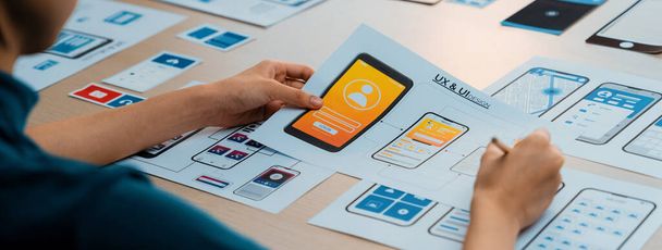 Banner Panorama de startup empresa de planejamento de funcionários em protótipo de interface de usuário para aplicação móvel ou site no escritório. UX UI designer brainstorm plano de interface amigável. Sinérgico - Foto, Imagem