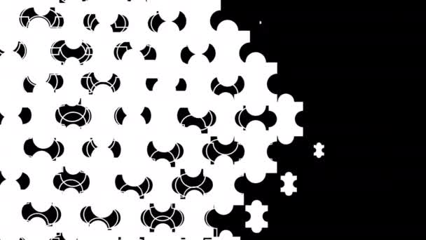Egy egyszerű videó átmenet fehér rejtvényekkel a fekete képernyőn. Stock videó puzzle darab képkocka változó 4K alfa csatorna. - Felvétel, videó