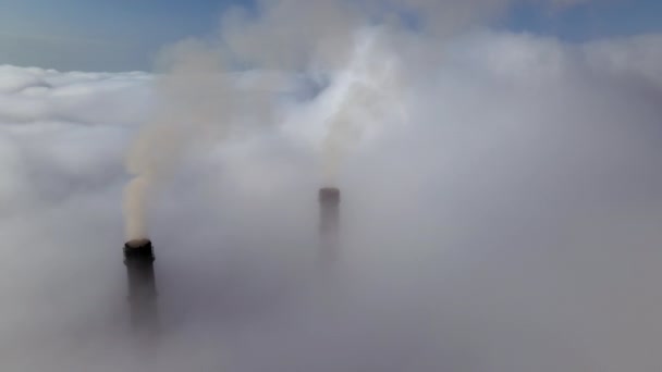 Szénerőmű magas csövek kibocsátó fekete mérgező füst mozog felfelé a fehér köd szennyező levegő. Villamosenergia-termelés fosszilis tüzelőanyaggal. - Felvétel, videó