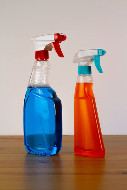 дві пляшки засобів для чищення на столі - Фото, зображення