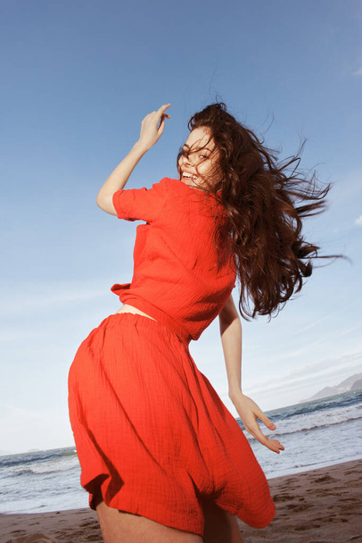 Örömteli nő táncol a nyári szellőben: élénk portré a szabadság, a szórakozás és a boldogság a tenger - Fotó, kép