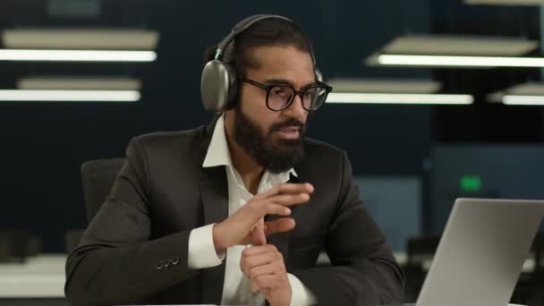 Arap iş adamı mesafe sınıfı webinar dersi konferansı Hintli iş adamı CEO 'su görüşme yardım hattı yöneticisi uzak öğretmen kablosuz kulaklık takıyor video konuşması yapıyor - Video, Çekim