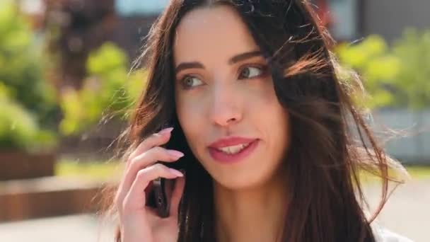 クローズアップ笑顔の女性少女ビジネスウーマン女性学生クライアント 都市の外で電話で話す スマートフォンを使用してビジネスフレンドリーな通話 タクシー女性の肖像を呼び出す遠隔サービス - 映像、動画
