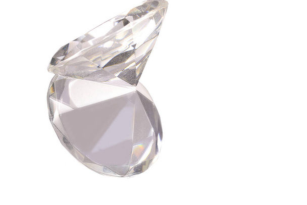 nagy ragyogó vágott gyémánt fehér háttér egy tükrözött tükröződés alatta - Fotó, kép