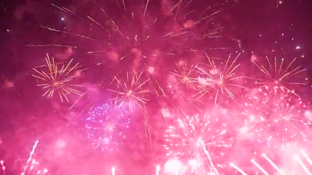 Frohe Feiertage Feuerwerk starke Explosionen auf dem Höhepunkt der Show in den Nachthimmel - Filmmaterial, Video