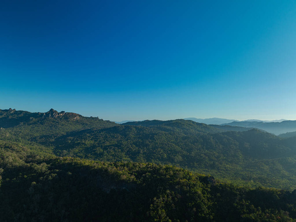 воздушный вид на прекрасный солнечный свет на вершине горы Thi Lor Su waterfal - Фото, изображение
