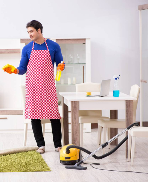 Wykonawca sprząta dom, wykonuje prace domowe. - Zdjęcie, obraz