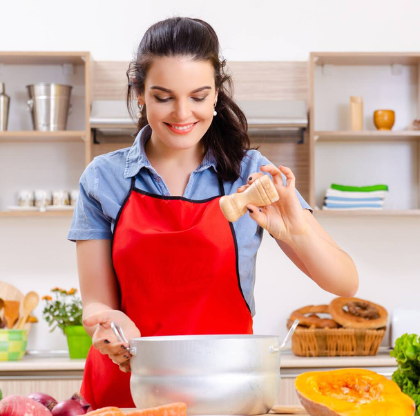 Молода жінка з овочами на кухні
 - Фото, зображення