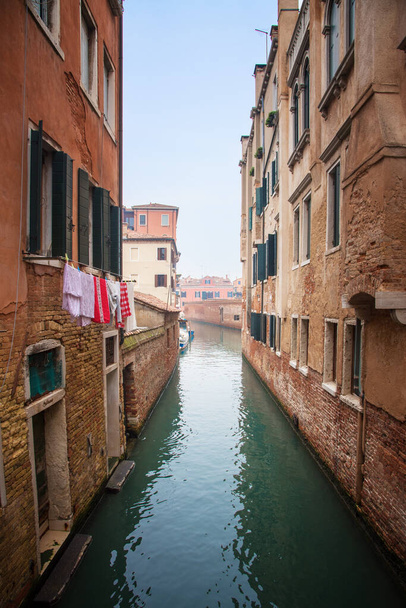 Прання на мотузках, що сушилися над каналами у Венеції, Італія. Найбільш відвідуване місто у світі - Фото, зображення