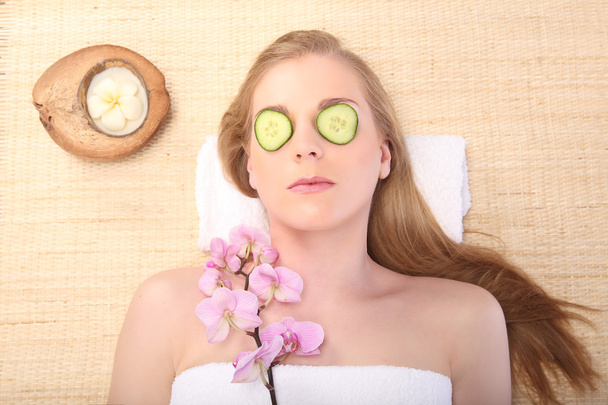 Giovane bella donna che riceve massaggio facciale e trattamento spa
 - Foto, immagini