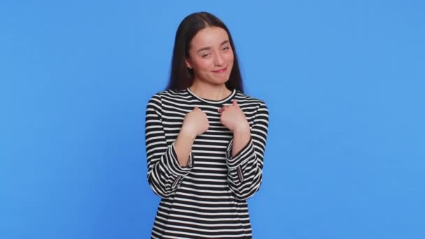 Kérem a pénzt. Kaukázusi fiatal nő dörzsölés ujjak mutatják készpénz gesztus követelések visszafizetni az adósságot kölcsönt vásárolni koldulás befektetési jutalom. Lány elszigetelt stúdió kék háttér - Felvétel, videó