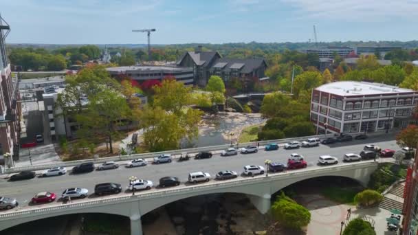 Arquitectura céntrica de la ciudad de Greenville en Carolina del Sur. Vista de puente con edificios de tráfico y oficinas en la ciudad americana. destino de viaje de EE.UU. - Imágenes, Vídeo
