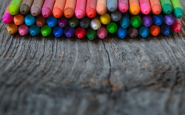 Crayons à colorier alignés sur un fond en bois
 - Photo, image