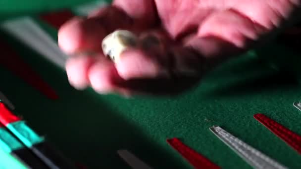 Kości na planszy backgammon. - Materiał filmowy, wideo