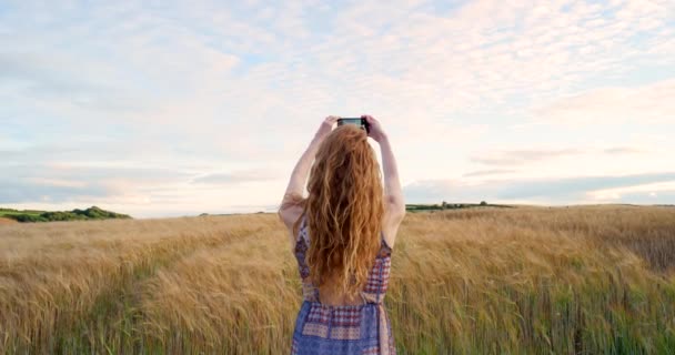 旅行,ブログ,ソーシャルメディアに投稿するための電話で日没する自然,写真,女性. レコーディング,メモリまたはバックホリデー,または草,野外,田舎でスマートフォンで休暇. - 映像、動画