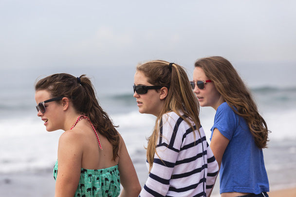 Dziewczyny plaża mówić towarzyskich - Zdjęcie, obraz
