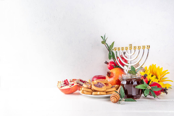 Kırmızı elma, bal, nar, Shofar ve kadehten oluşan Rosh hashana Yahudi bayramı arkaplanı. Geleneksel sembollü Yahudi Yeni Yıl tatili. Mutlu Rosh hashana tebrik kartı  - Fotoğraf, Görsel