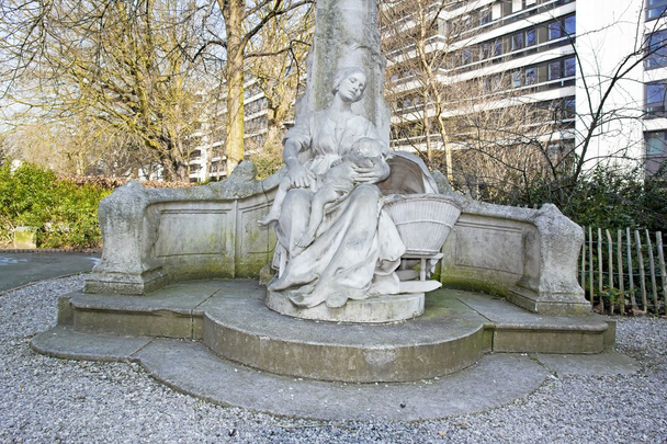 Статуя P'tit Quinquin. Lille (у Франції). - Фото, зображення