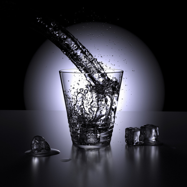 Wasser, das in einem Glas Wasser plätschert (Höhepunkt) - Foto, Bild