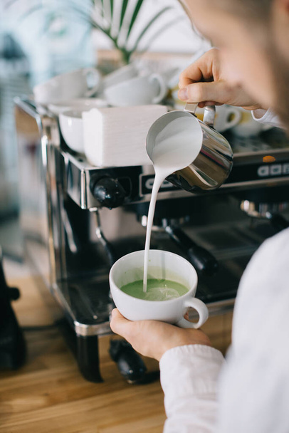 Barista przygotowuje smaczne i zdrowe herbaty matcha latte - Zdjęcie, obraz