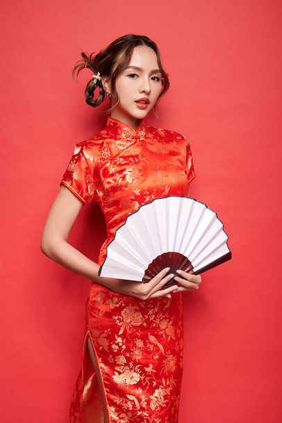 赤い背景に伝統的なドレスでアジアの中国人女性。中国の旧正月の祭り, - 写真・画像