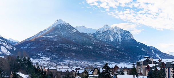 Brianson şehri, Fransa 'da kayak merkezi. Dağ, kar ve sisle kaplı. Avrupa 'da Alp manzarası. - Fotoğraf, Görsel
