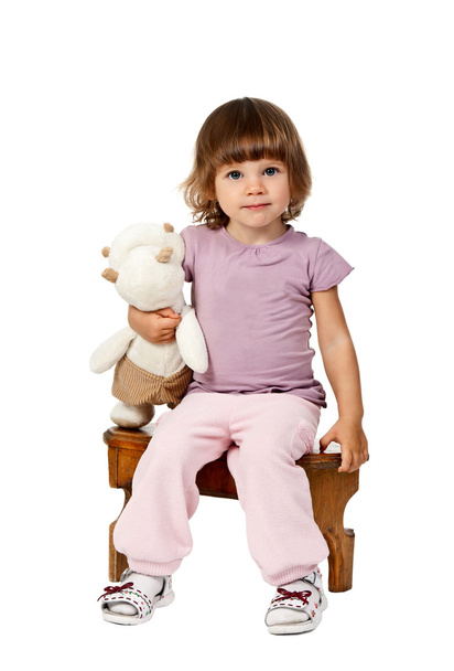 Petite fille assise sur un tabouret en bois
 - Photo, image