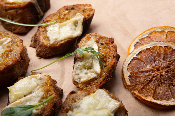 Ситні скибочки хліба з багатим, розтопленим сиром, простий закуска для гурманів - Фото, зображення