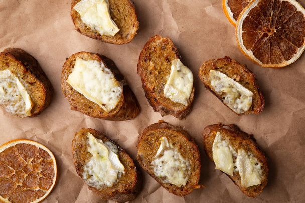 Toast al formaggio confortanti sul pane integrale, per un pranzo leggero. - Foto, immagini
