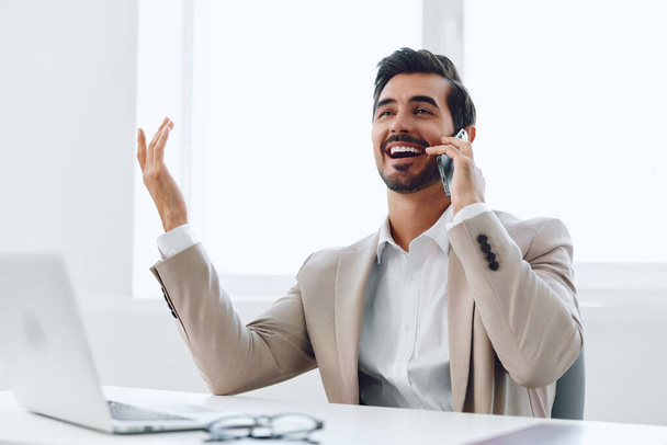 Talk man male phone corporate technology καυκάσιος κινητό σύγχρονο χαρούμενο φορητό υπολογιστή γραφείο συνομιλία ασύρματο χαμόγελο επιχειρηματίας τηλέφωνο κοστούμι ενηλίκων νικητής - Φωτογραφία, εικόνα