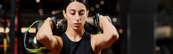 krásná atletická žena s brunetkou vlasy cvičení aktivně s power bag v tělocvičně, banner - Fotografie, Obrázek