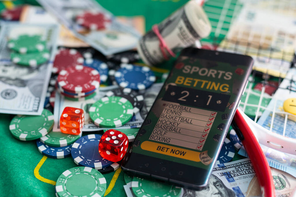 Juegos de azar casino en línea Internet concepto de apuestas pantalla verde. smartphone con fichas de poker, dados. Jackpot, fichas de casino. Foto de alta calidad - Foto, Imagen