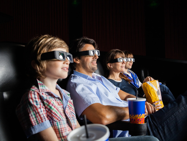 Family Watching 3D Movie In Theater - Zdjęcie, obraz