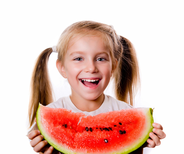 klein meisje eten grote stuk van watermeloen - Foto, afbeelding