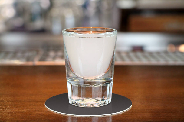 Узо або ракі - традиційний балкановий аніс міцний алкогольний напій на барній стійці крупним планом. - Фото, зображення