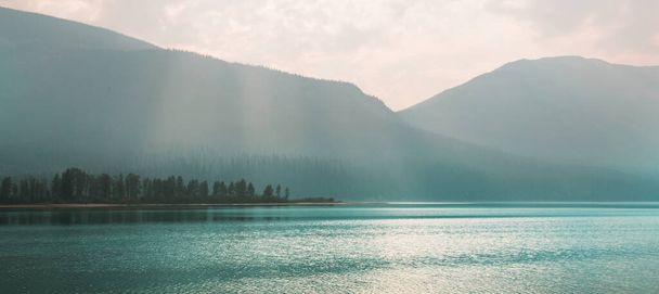 Γαλήνια ατμόσφαιρα δίπλα στη λίμνη στο βουνό στον Καναδά - Φωτογραφία, εικόνα