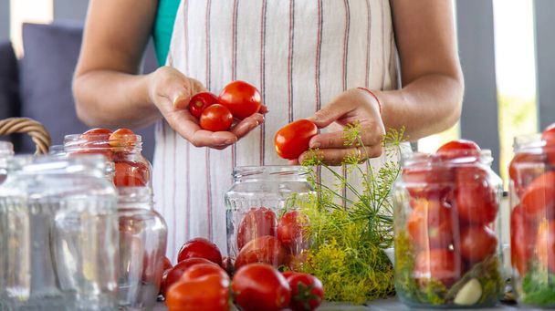 Conservación de tomates en frascos. Enfoque selectivo. Comida. - Foto, Imagen