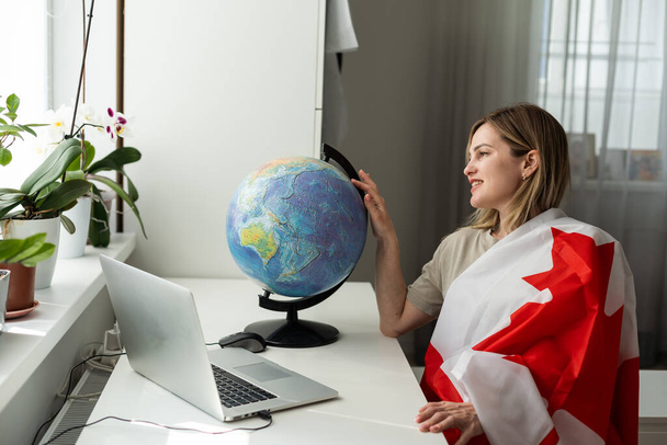Ausgeschnittene Ansicht einer Studentin mit kanadischer Flagge, die Laptop präsentiert. Hochwertiges Foto - Foto, Bild