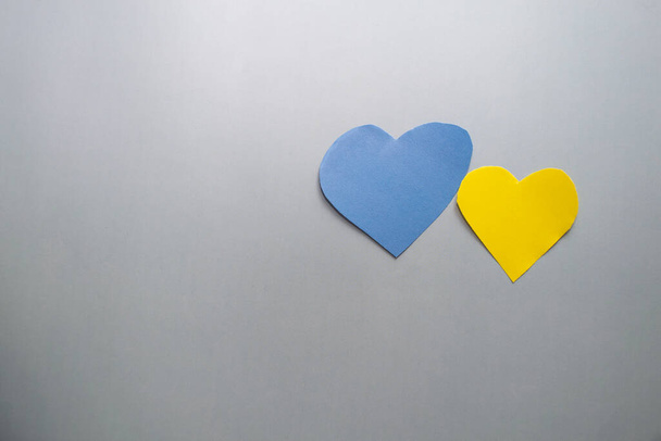 dos corazones cortados de papel sobre una superficie gris - Foto, Imagen