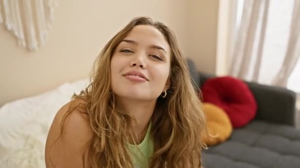 Imádnivaló fiatal spanyol nő alkalmi ruhában, szexi szerelmes csókot fújva a kamerába otthon. gyönyörű és magabiztos, vidám energiát küld egy szép kifejezéssel. - Felvétel, videó