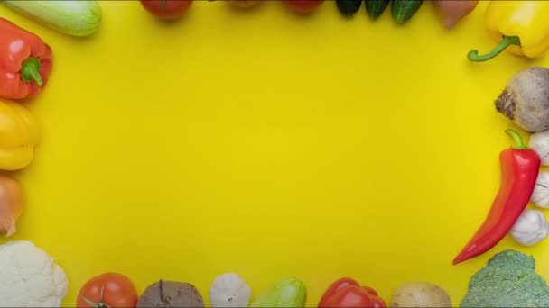Перемещение овощей на желтом фоне - остановка анимации движения, 4k, место для заголовка - Кадры, видео