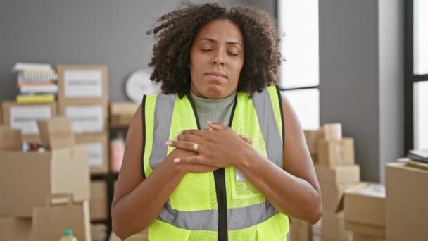 Femme afro-américaine avec des tresses portant un gilet réfléchissant dans l'entrepôt - Séquence, vidéo