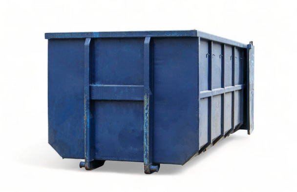 Metalli kestävä sininen teollisuuden roskakori katujätteen eristetty valkoisella pohjalla. Suuri teräskori kotitalous- ja teollisuusjätteille. Rakennusjätesäiliö kodin kunnostusta varten - Valokuva, kuva