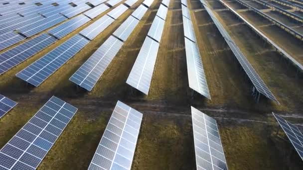 Vista aérea de una gran central eléctrica con muchas filas de paneles fotovoltaicos solares para producir electricidad limpia. Electricidad renovable con cero emisiones - Metraje, vídeo