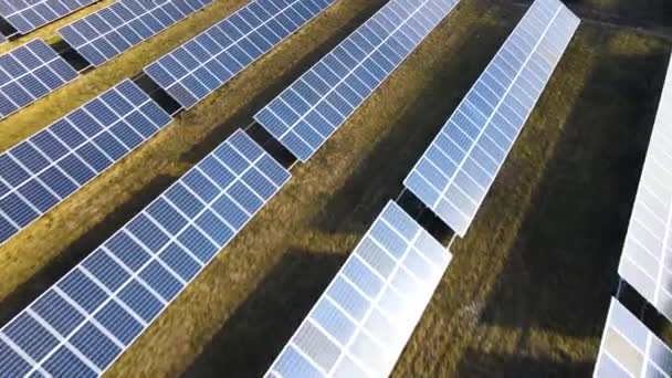 Luchtfoto van een grote elektriciteitscentrale met vele rijen zonnepanelen om schone elektriciteit te produceren. Hernieuwbare elektriciteit zonder uitstoot - Video