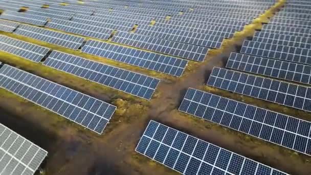 Veduta aerea di una grande centrale elettrica con molte file di pannelli fotovoltaici solari per produrre energia elettrica pulita. Elettricità rinnovabile a emissioni zero - Filmati, video