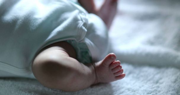 Baby newborn feet moving and stretching - Fotoğraf, Görsel