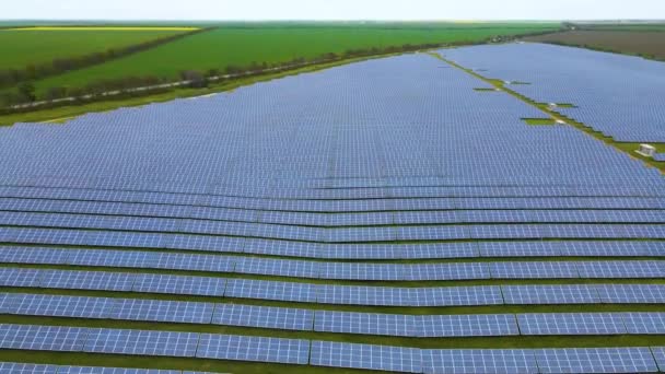 Вид на повітря великої електростанції з багатьма рядами сонячних фотоелектричних панелей для виробництва чистої електроенергії. Відновлювана електроенергія з нульовим викидом - Кадри, відео