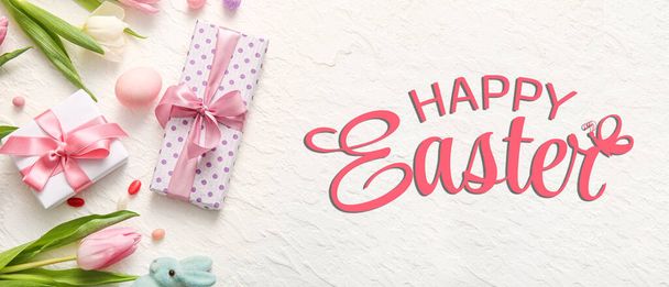 Banner de felicitación de Pascua con regalos, huevos y flores de tulipán - Foto, imagen