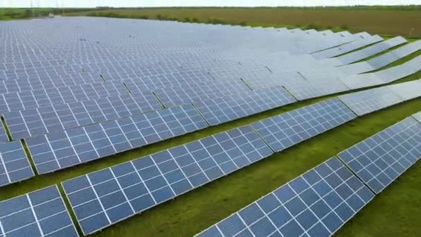 Légi kilátás egy nagy erőmű sok sor napelemes fotovoltaikus panelek előállítására tiszta villamos energia. Megújuló villamos energia nulla kibocsátással - Felvétel, videó